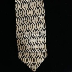 Elegant Black and Gold Geometric Tie for Formal Occasions